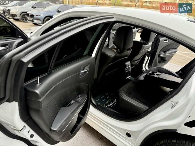 Белый Додж Чарджер, объемом двигателя 5.65 л и пробегом 71 тыс. км за 29900 $, фото 41 на Automoto.ua