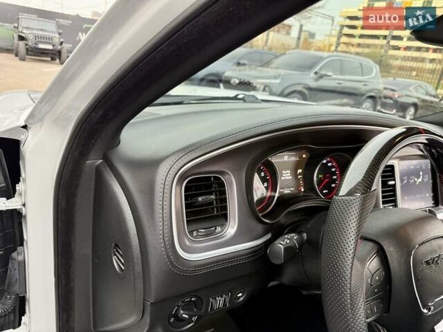 Белый Додж Чарджер, объемом двигателя 5.65 л и пробегом 71 тыс. км за 29900 $, фото 34 на Automoto.ua