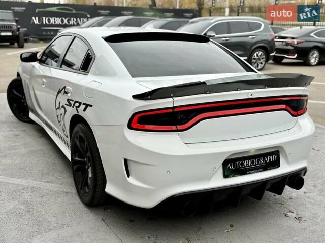 Белый Додж Чарджер, объемом двигателя 5.65 л и пробегом 71 тыс. км за 29900 $, фото 20 на Automoto.ua