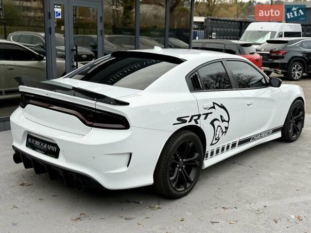 Белый Додж Чарджер, объемом двигателя 5.65 л и пробегом 71 тыс. км за 29900 $, фото 7 на Automoto.ua