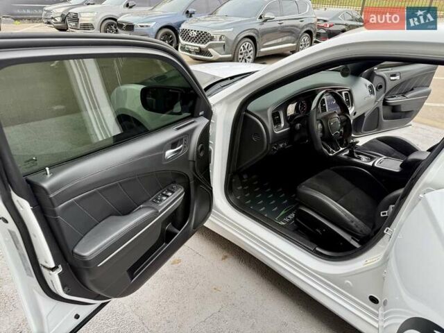 Белый Додж Чарджер, объемом двигателя 5.65 л и пробегом 71 тыс. км за 29900 $, фото 28 на Automoto.ua