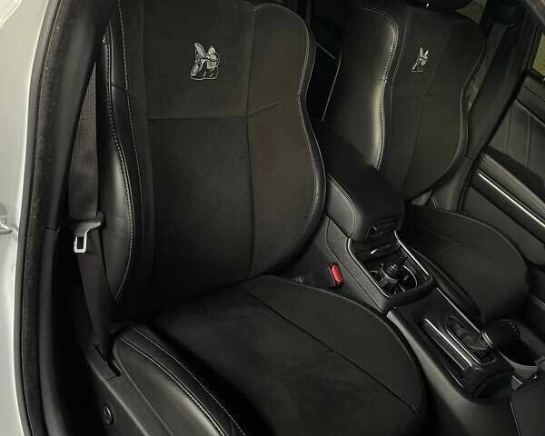 Белый Додж Чарджер, объемом двигателя 6.4 л и пробегом 61 тыс. км за 42000 $, фото 5 на Automoto.ua