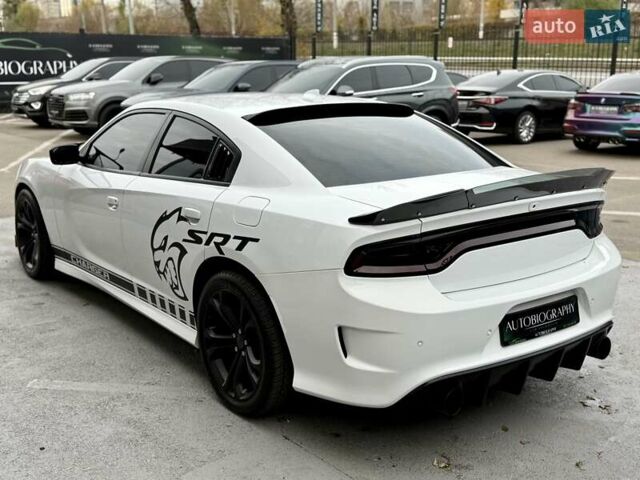 Белый Додж Чарджер, объемом двигателя 5.65 л и пробегом 71 тыс. км за 29900 $, фото 11 на Automoto.ua