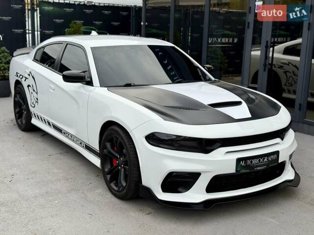 Белый Додж Чарджер, объемом двигателя 5.65 л и пробегом 71 тыс. км за 29900 $, фото 3 на Automoto.ua