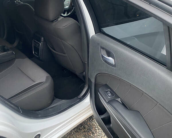 Білий Додж Charger, об'ємом двигуна 3.6 л та пробігом 37 тис. км за 23800 $, фото 18 на Automoto.ua