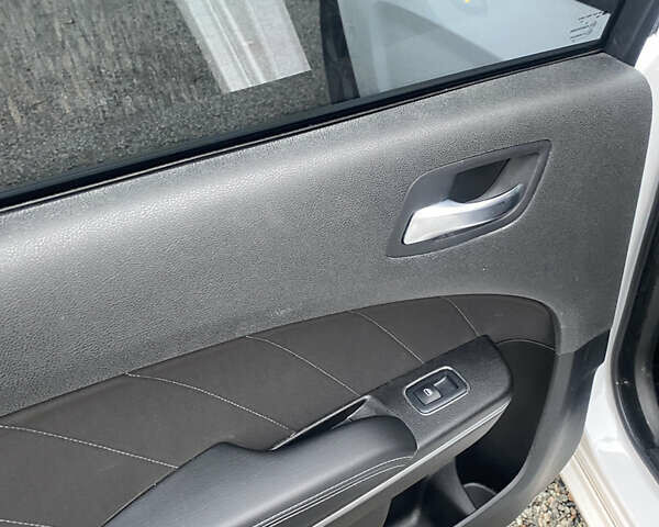 Білий Додж Charger, об'ємом двигуна 3.6 л та пробігом 37 тис. км за 23800 $, фото 20 на Automoto.ua
