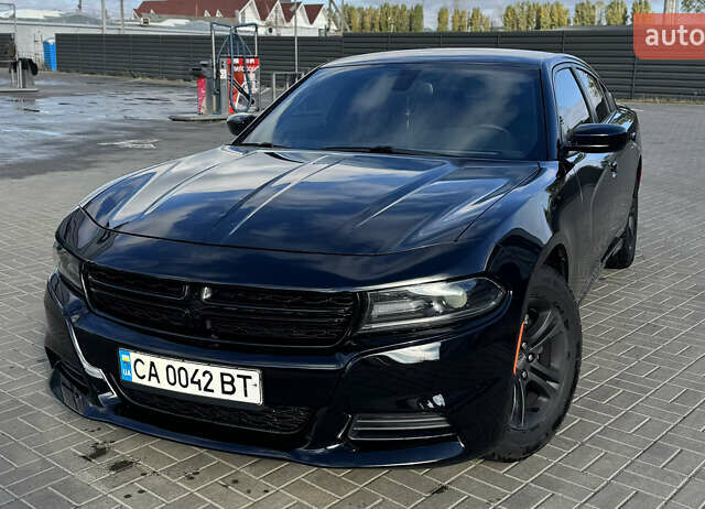 Черный Додж Чарджер, объемом двигателя 3.6 л и пробегом 208 тыс. км за 18300 $, фото 1 на Automoto.ua