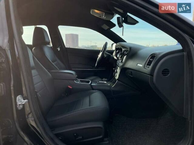 Черный Додж Чарджер, объемом двигателя 5.7 л и пробегом 218 тыс. км за 18900 $, фото 7 на Automoto.ua