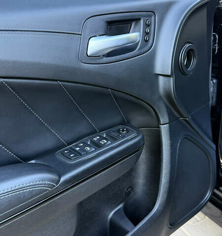 Черный Додж Чарджер, объемом двигателя 5.7 л и пробегом 60 тыс. км за 29999 $, фото 12 на Automoto.ua