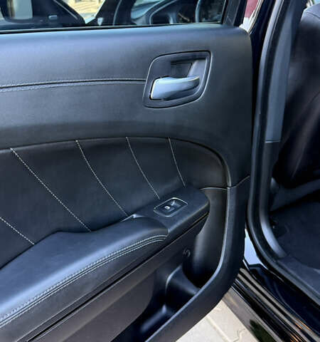 Черный Додж Чарджер, объемом двигателя 5.7 л и пробегом 60 тыс. км за 29999 $, фото 17 на Automoto.ua