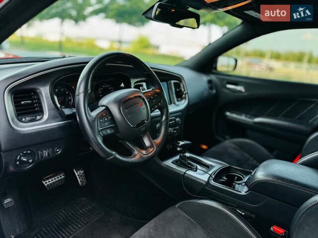 Красный Додж Чарджер, объемом двигателя 6.4 л и пробегом 76 тыс. км за 34900 $, фото 13 на Automoto.ua