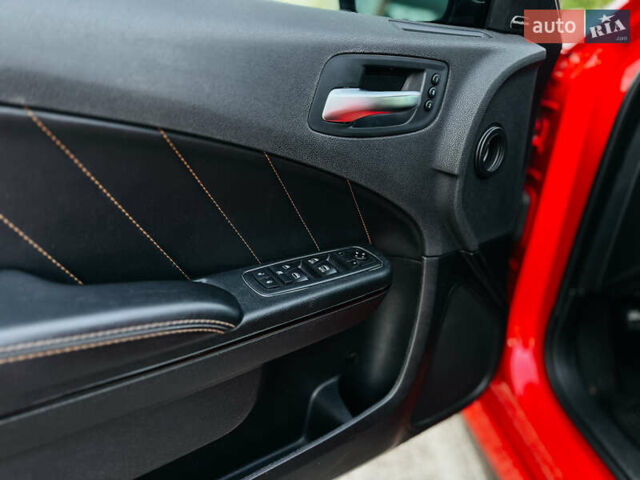 Красный Додж Чарджер, объемом двигателя 6.4 л и пробегом 76 тыс. км за 34900 $, фото 19 на Automoto.ua