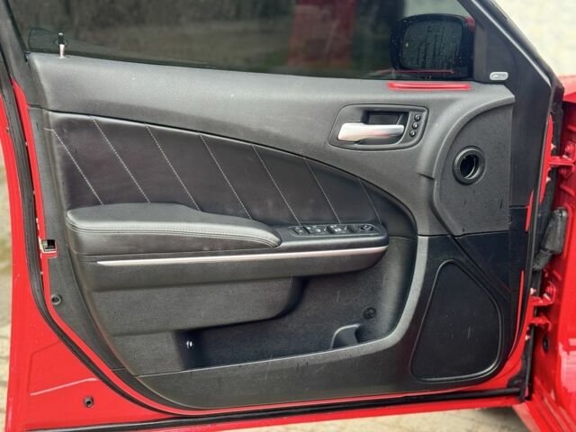 Красный Додж Чарджер, объемом двигателя 3.6 л и пробегом 144 тыс. км за 18500 $, фото 23 на Automoto.ua