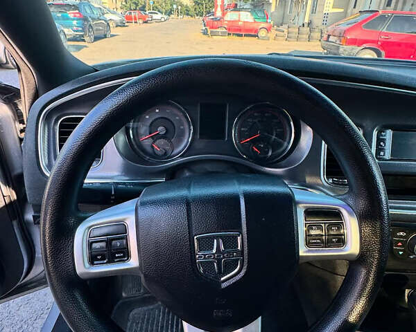 Серый Додж Чарджер, объемом двигателя 3.6 л и пробегом 156 тыс. км за 10000 $, фото 6 на Automoto.ua