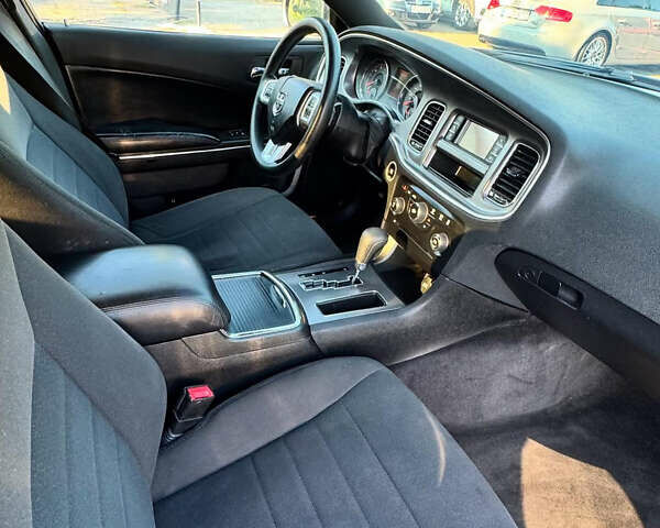 Серый Додж Чарджер, объемом двигателя 3.6 л и пробегом 156 тыс. км за 10000 $, фото 12 на Automoto.ua