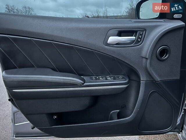 Серый Додж Чарджер, объемом двигателя 3.6 л и пробегом 198 тыс. км за 13800 $, фото 60 на Automoto.ua