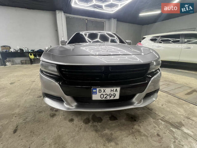 Серый Додж Чарджер, объемом двигателя 3.6 л и пробегом 198 тыс. км за 13800 $, фото 5 на Automoto.ua