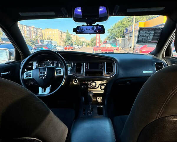 Серый Додж Чарджер, объемом двигателя 3.6 л и пробегом 156 тыс. км за 10000 $, фото 7 на Automoto.ua