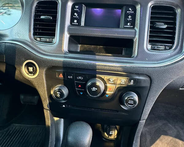 Серый Додж Чарджер, объемом двигателя 3.6 л и пробегом 156 тыс. км за 10000 $, фото 9 на Automoto.ua