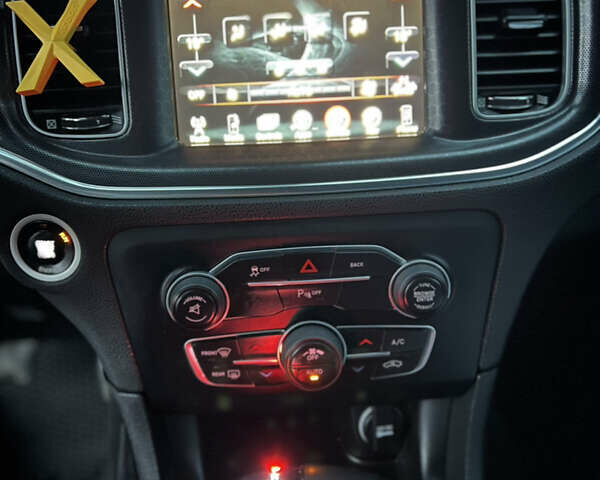 Серый Додж Чарджер, объемом двигателя 3.6 л и пробегом 198 тыс. км за 13800 $, фото 62 на Automoto.ua