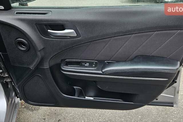 Серый Додж Чарджер, объемом двигателя 3.6 л и пробегом 192 тыс. км за 13000 $, фото 18 на Automoto.ua