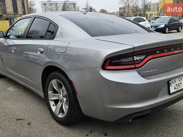 Серый Додж Чарджер, объемом двигателя 3.6 л и пробегом 192 тыс. км за 13000 $, фото 5 на Automoto.ua