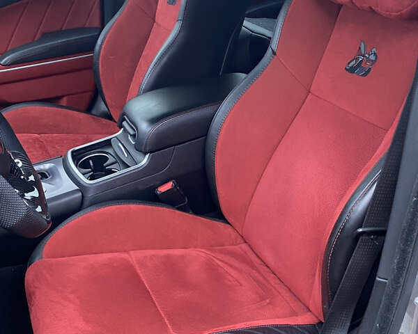 Серый Додж Чарджер, объемом двигателя 6.4 л и пробегом 45 тыс. км за 45000 $, фото 13 на Automoto.ua