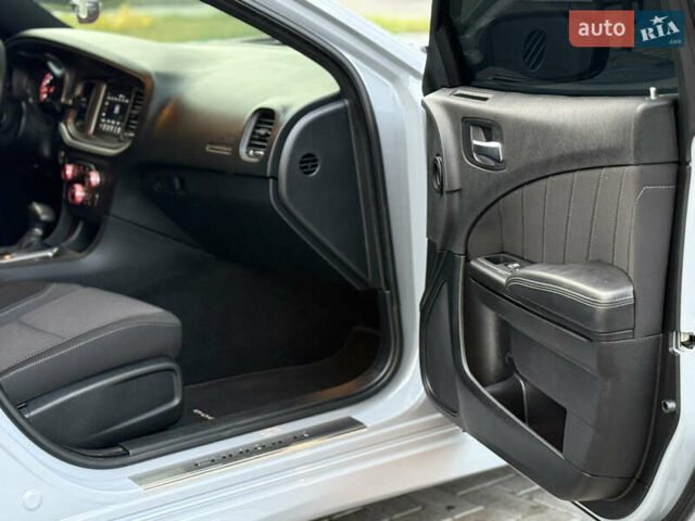 Серый Додж Чарджер, объемом двигателя 3.6 л и пробегом 65 тыс. км за 23900 $, фото 28 на Automoto.ua