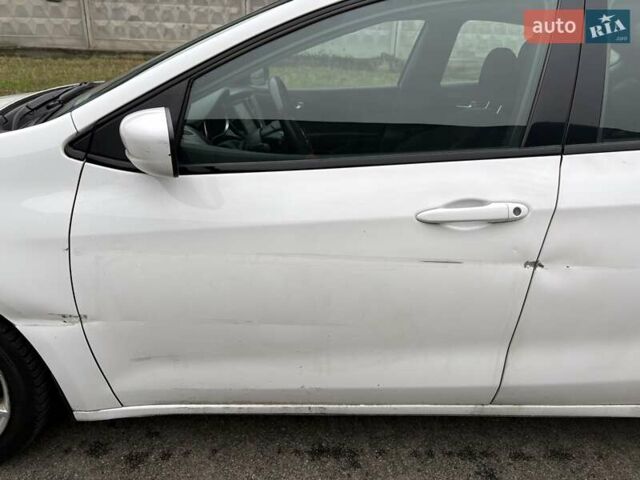 Белый Додж Дарт, объемом двигателя 2 л и пробегом 253 тыс. км за 4900 $, фото 5 на Automoto.ua