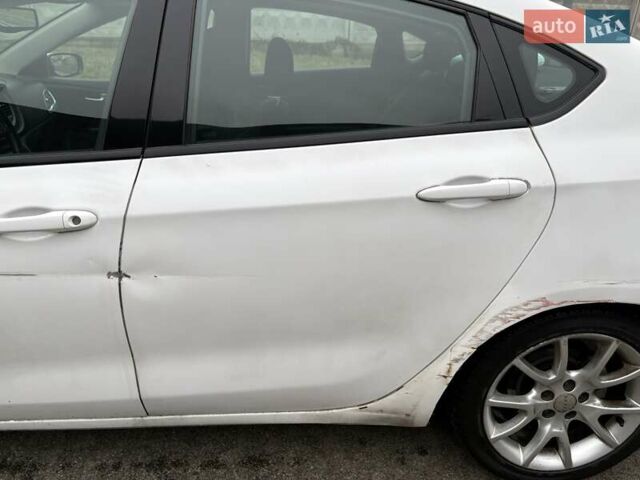 Белый Додж Дарт, объемом двигателя 2 л и пробегом 253 тыс. км за 4900 $, фото 6 на Automoto.ua