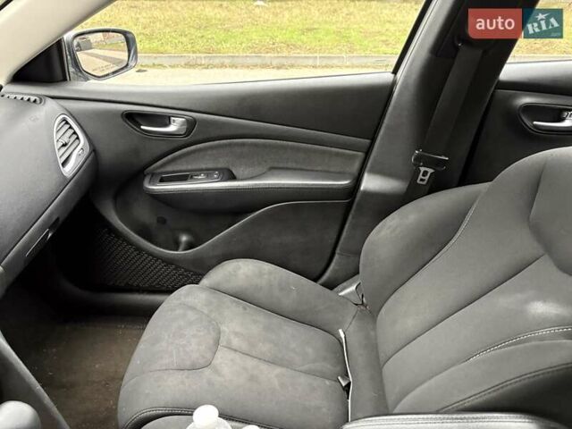 Белый Додж Дарт, объемом двигателя 2 л и пробегом 253 тыс. км за 4900 $, фото 17 на Automoto.ua