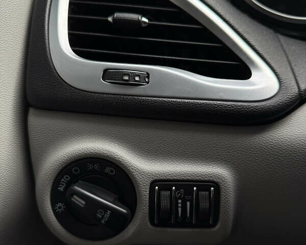 Белый Додж Дарт, объемом двигателя 2 л и пробегом 198 тыс. км за 8100 $, фото 14 на Automoto.ua