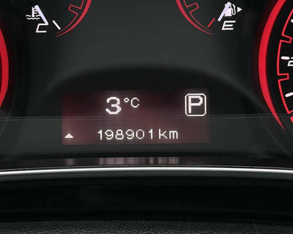 Белый Додж Дарт, объемом двигателя 2 л и пробегом 198 тыс. км за 8100 $, фото 11 на Automoto.ua