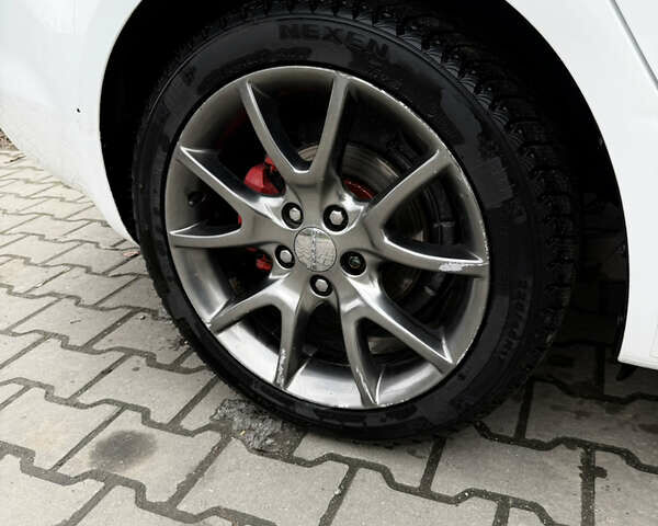 Белый Додж Дарт, объемом двигателя 2 л и пробегом 198 тыс. км за 8100 $, фото 7 на Automoto.ua