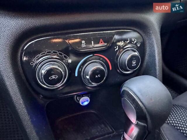 Белый Додж Дарт, объемом двигателя 2.4 л и пробегом 212 тыс. км за 6999 $, фото 66 на Automoto.ua