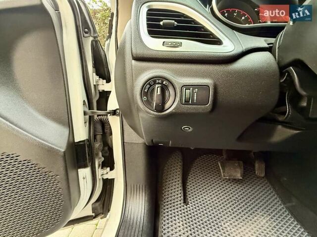 Білий Додж Дарт, об'ємом двигуна 2.4 л та пробігом 212 тис. км за 6900 $, фото 45 на Automoto.ua