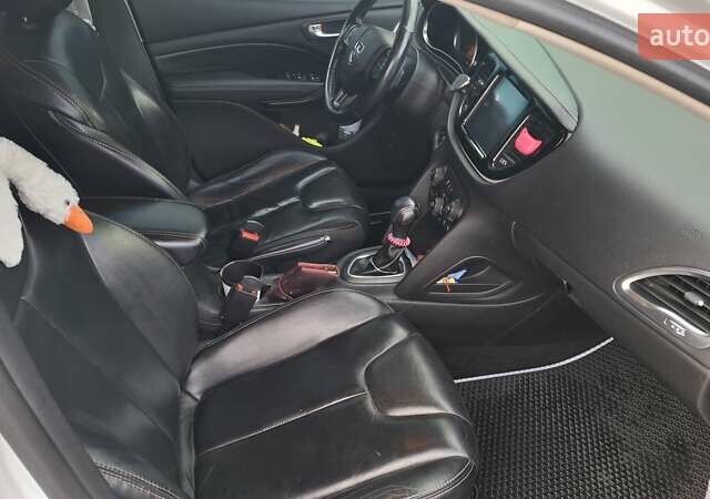 Белый Додж Дарт, объемом двигателя 2.4 л и пробегом 322 тыс. км за 8100 $, фото 11 на Automoto.ua