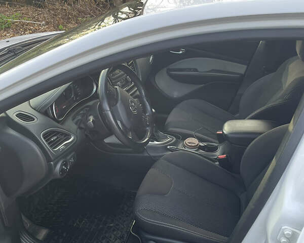 Білий Додж Дарт, об'ємом двигуна 2.4 л та пробігом 200 тис. км за 7900 $, фото 5 на Automoto.ua