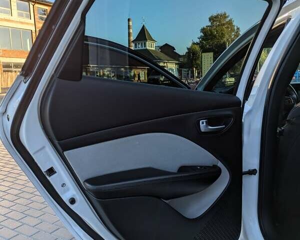 Білий Додж Дарт, об'ємом двигуна 2.4 л та пробігом 271 тис. км за 8500 $, фото 11 на Automoto.ua