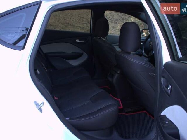 Белый Додж Дарт, объемом двигателя 2.4 л и пробегом 192 тыс. км за 9400 $, фото 11 на Automoto.ua