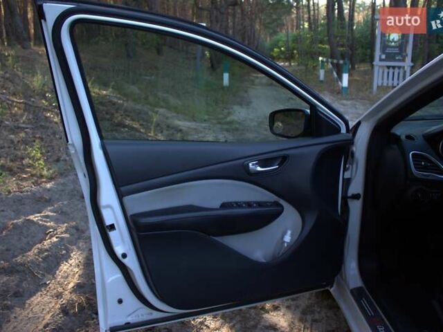 Белый Додж Дарт, объемом двигателя 2.4 л и пробегом 192 тыс. км за 9400 $, фото 13 на Automoto.ua