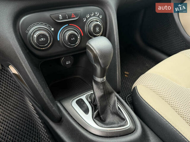 Білий Додж Дарт, об'ємом двигуна 2.36 л та пробігом 163 тис. км за 8999 $, фото 7 на Automoto.ua