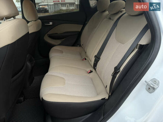 Білий Додж Дарт, об'ємом двигуна 2.36 л та пробігом 163 тис. км за 8999 $, фото 8 на Automoto.ua