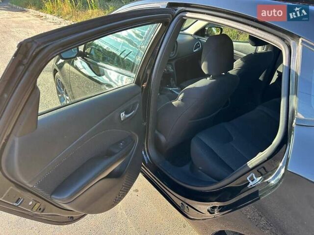 Черный Додж Дарт, объемом двигателя 2 л и пробегом 225 тыс. км за 6900 $, фото 2 на Automoto.ua