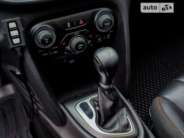 Додж Дарт 2014 в Кривом Роге на Automoto.ua Красный Додж Дарт, объемом двигателя 2.36 л и пробегом 130 тыс. км за 9500 $, фото 31 на Automoto.ua