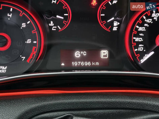 Красный Додж Дарт, объемом двигателя 2 л и пробегом 198 тыс. км за 7999 $, фото 13 на Automoto.ua