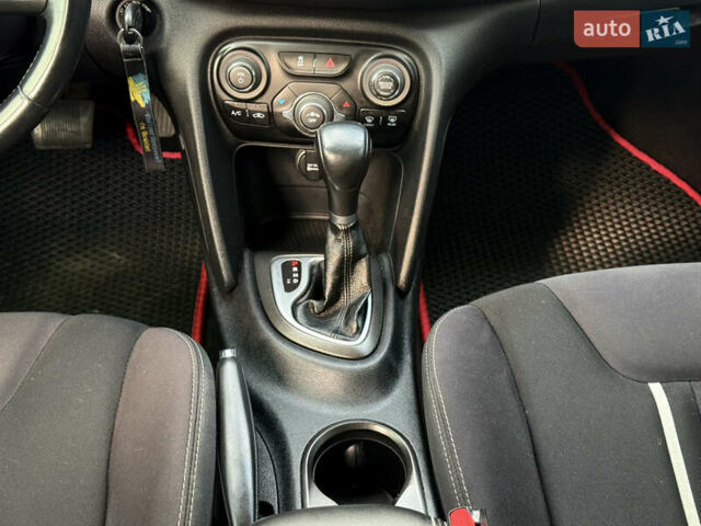 Сірий Додж Дарт, об'ємом двигуна 2.4 л та пробігом 214 тис. км за 8000 $, фото 13 на Automoto.ua