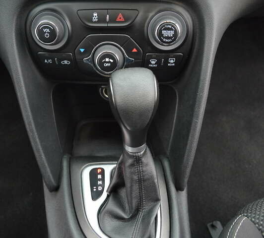 Серый Додж Дарт, объемом двигателя 2.36 л и пробегом 149 тыс. км за 8700 $, фото 25 на Automoto.ua