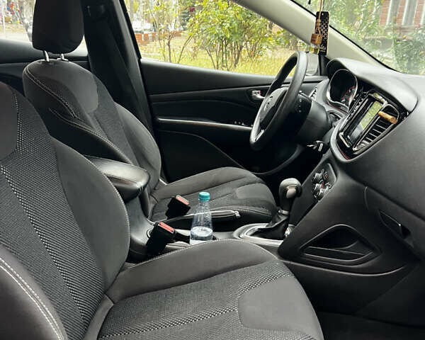 Серый Додж Дарт, объемом двигателя 2.36 л и пробегом 182 тыс. км за 7700 $, фото 10 на Automoto.ua