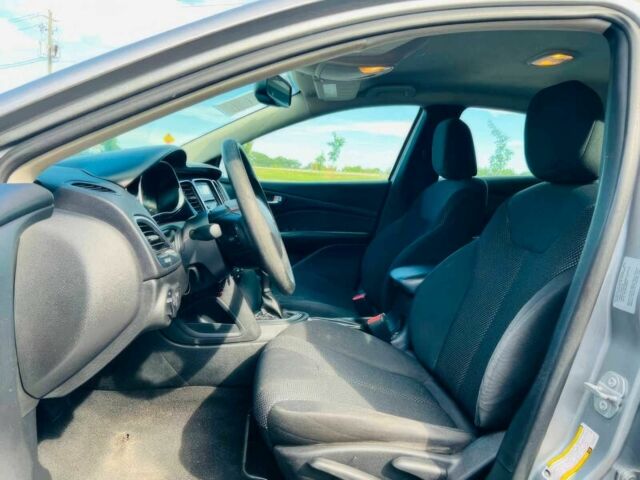 Сірий Додж Дарт, об'ємом двигуна 2 л та пробігом 72 тис. км за 3900 $, фото 6 на Automoto.ua
